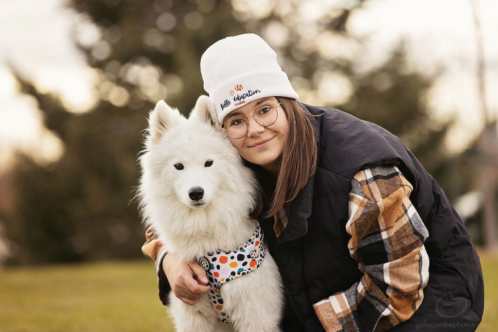 Éducatrice canine avec son chien à Brossard